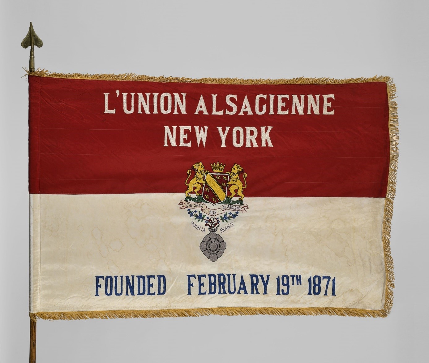 Drapeau de l’Union des Alsaciens de New York, vers 1941, coton, soie, métal, bois, don de l’Union des Alsaciens de New York, 2021