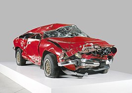 Bertrand LAVIER, 1993  Automobile accidentée sur socle, ADAGP Paris, MAMCS